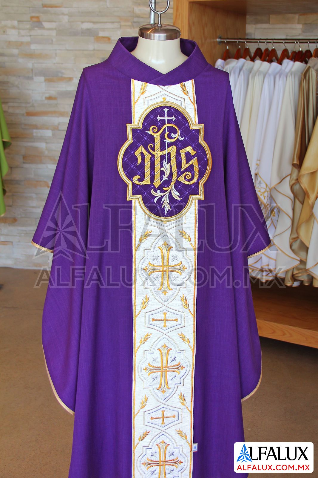 04 IMPERIAL Casulla Alfalux Morado blanco Central Medallon JHS 500IMG 48421